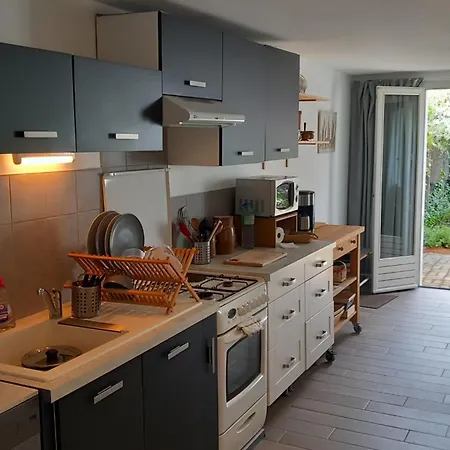 Charmante Maison Proche Plage, Jardin, Parking - Fr-1-823-135 *